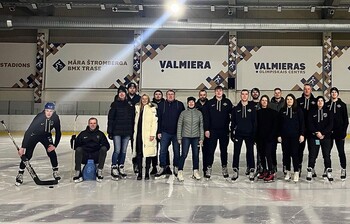 Bertānu Valmieras basketbola skolas treneri aizvada kopīgu Ziemassvētku pasākumu